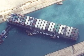 [ẢNH] Giải cứu thành công tàu khổng lồ chắn ngang kênh đào Suez, giá dầu liền giảm
