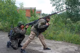 [ẢNH] Quân ly khai dùng súng chống tăng Liên Xô để khoan thủng xe bọc thép Ukraine