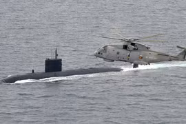 [ẢNH] Anh tung liền 2 trực thăng 'cá kiếm' truy vết tàu ngầm 'hố đen Kilo' Nga