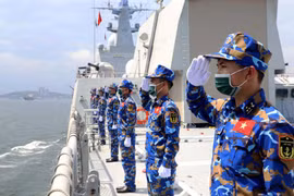 [Info] Chiến hạm mạnh nhất của Việt Nam cập cảng Nga