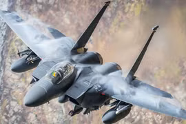 [ẢNH] ‘Đại bàng bất bại’ F-15E Mỹ mạnh ngang máy bay ném bom chiến lược H-6 Trung Quốc