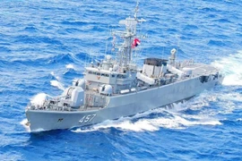 [ẢNH] Chiến hạm HMS Richmond của Anh cập cảnh Cam Ranh