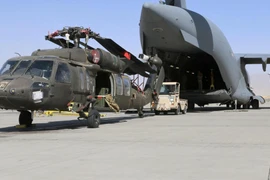 [ẢNH] Vận tải cơ khổng lồ C-17 Mỹ "nuốt gọn" trực thăng để rút khỏi Afghanistan