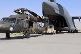 [ẢNH] Vận tải cơ khổng lồ C-17 Mỹ "nuốt gọn" trực thăng để rút khỏi Afghanistan