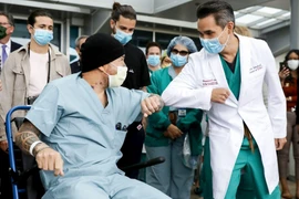 [ẢNH] Tốc độ lây nhiễm Covid-19 trên thế giới giảm gần 45%