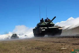 [ẢNH] Trung Quốc biên chế xe tăng Type-15 mới cho lực lượng gần Ấn Độ