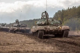 Xe tăng ly khai Ukraine rầm rập áp sát phòng tuyến quân chính phủ