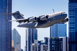 [Info] Mãn nhãn với màn bay xuyên cao ốc của vận tải cơ khổng lồ C-17 Australia
