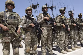 [ẢNH] Bất ngờ khi lính Afghanistan sẽ 'chặn hậu' cho lính Mỹ rút khỏi sân bay Kabul
