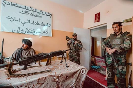 [ẢNH] Súng máy huyền thoại Mỹ trên bàn làm việc của chi huy khét tiếng Taliban