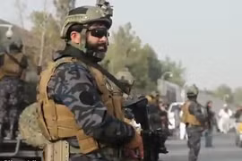 [ẢNH] Taliban "hóa đặc nhiệm Mỹ" canh phòng sân bay Kabul, Washington lo ngại