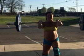 Choáng với bà bầu 8 tháng vẫn chống đẩy, nâng tạ, trồng chuối