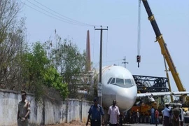 Gãy cần cẩu khiến máy bay A-320 nặng 70 tấn rơi tự do tại Ấn Độ