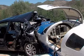 Mỹ: Máy bay rơi, nghiền nát ô tô, 6 người thương vong