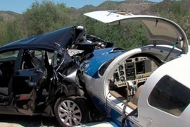 Mỹ: Máy bay rơi, nghiền nát ô tô, 6 người thương vong