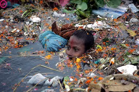 Thương xót sông, biển khi nó đang bị biến thành hố rác khổng lồ