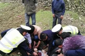 Trung Quốc: Nam thanh niên chết thảm vì dùng ô khi chạy xe máy