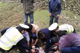 Trung Quốc: Nam thanh niên chết thảm vì dùng ô khi chạy xe máy