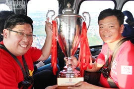 Cận cảnh màn rước cúp có-một-không-hai tặng CLB về nhì Hải Phòng