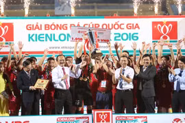 Than Quảng Ninh hạnh phúc với chiếc cúp đầu tiên trong lịch sử