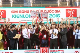 Than Quảng Ninh hạnh phúc với chiếc cúp đầu tiên trong lịch sử