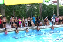 Phổ cập bơi cho 600 học sinh quận Cầu Giấy