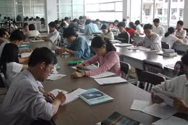 Người Việt trẻ hãy "quẳng" facebook và cầm sách lên đọc đi