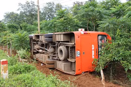 Thêm hình ảnh vụ 2 xe khách đối đầu, hàng chục hành khách bị thương