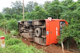 Thêm hình ảnh vụ 2 xe khách đối đầu, hàng chục hành khách bị thương