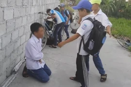 Đánh hội đồng, sỉ nhục bạn học vì bị "đàn anh" đe dọa, xúi giục