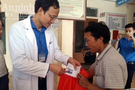 Đoàn bác sỹ trẻ vào "rốn lũ" Hương Khê trao quà, khám bệnh, phát thuốc miễn phí cho người dân