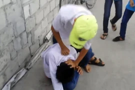 Phẫn nộ cảnh nhóm học sinh cấp II vây đánh, sỉ nhục bạn học