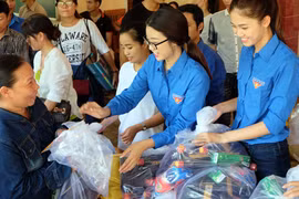 Mỹ Linh, Thanh Tú giản dị trong màu áo xanh tình nguyện đi cứu trợ đồng bào lũ lụt