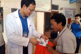 Đoàn bác sỹ trẻ vào "rốn lũ" Hương Khê trao quà, khám bệnh, phát thuốc miễn phí cho người dân
