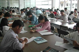 Người Việt trẻ hãy "quẳng" facebook và cầm sách lên đọc đi