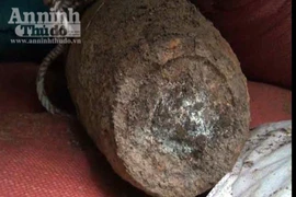 Đào hố trồng cao su, bất nhờ phát hiện quả bom "khủng"