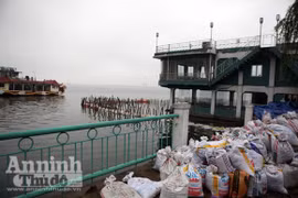 “Băm nát” hồ Tây bằng cách đóng cọc, lấp bao cát