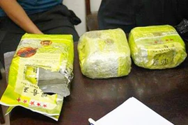 Mang 3kg ma túy đá trên xe khách