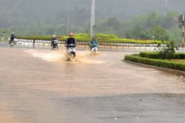 Lào Cai chìm trong bóng đêm vì lốc xoáy, mưa đá