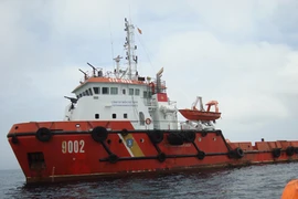 Ngày mai mới có thể tiếp cận tàu cá gặp nạn.