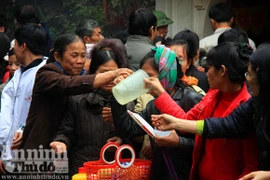 Dội nước thiêng lên đầu trong giá lạnh