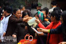 Dội nước thiêng lên đầu trong giá lạnh