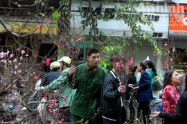 Khúc giao mùa một ngày cuối ở chợ hoa xuân