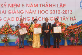 Trường Cao đẳng Bách nghệ Tây Hà đón nhận bằng khen