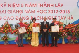 Trường Cao đẳng Bách nghệ Tây Hà đón nhận bằng khen