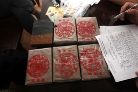 Chặn bắt chiếc xe con chở 16 bánh hêrôin lao như tên