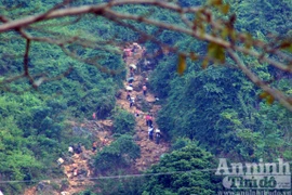 “Thâm nhập” những cung đường mòn hàng lậu, hàng "nóng"