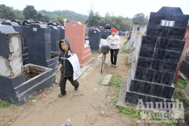 “Phi đội” hỏa thiêu ở nghĩa địa