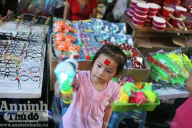 Tìm về Hàng Mã lựa quà Trung thu