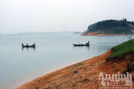 Người Dao mang tiền đô la về bản